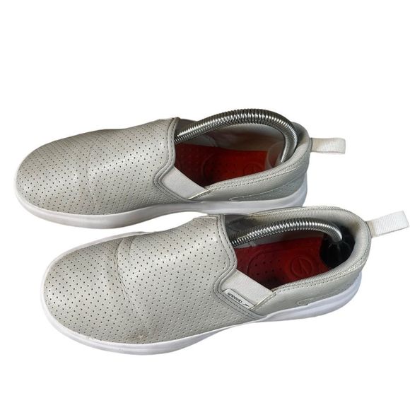 Speedo Light Gray Slip On Sneakers Barely Worn Size 7 - Picture 1 of 7